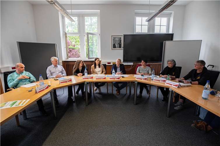 Im Rahmen einer Pressekonferenz stellte die Koblenzer Bürgermeisterin Ulrike Mohrs (4.v.r.) zusammen mit (v.li.) Markus Schmitt (Ordnungsamt), Alfons Russ, Christiane Zerfass (beide Tierschutzverein Koblenz und Umgebung), Lena Wagner (Ordnungsamt), Dr. Simone Nesselberger (Veterinäramt Kreis Mayen-Koblenz), Dr. Birgit Buchholz und Katharina Lenhart (beide Katzenhilfe Koblenz) die am 1. Juli 2023 in Koblenz in Kraft tretende Katzenschutzverordnung vor. Foto: Foto: Stadt Koblenz/Andreas Egenolf