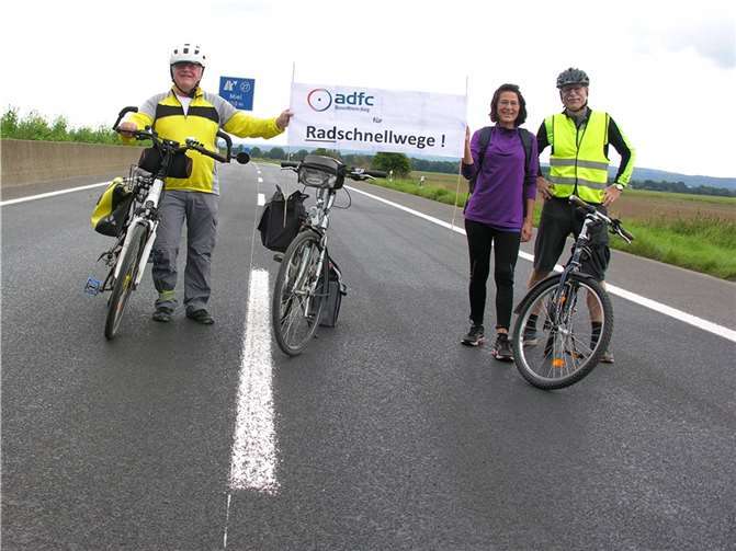Im Rahmen einer Radtour „Auf den Spuren der Unvollendeten“ demonstrierten Teilnehmer spontan auf der Autobahn 61. Foto: ADFC