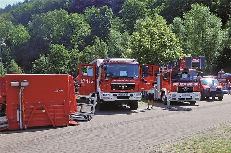Im Rahmen einer Schauübung wurden Ausrüstungsgegenstände präsentiert.