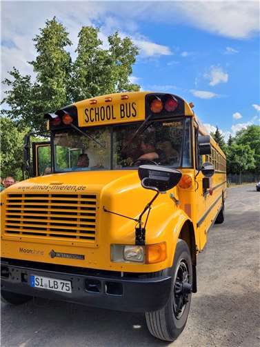 Im Rahmen einer Sternfahrt geht es an einen unbekannten Ort, wo Bier und leckeres Essen auf die „Blaumacher“ warten.  Foto: Sagenhafte Vulkanregion Laacher See/Julia Schweitzer