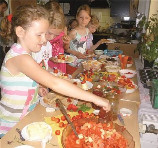 Im Rahmen einer „Vegetarischen Woche“ erlebten die Hortkinder, dass es auch mal prima ohne Fleisch schmecken kann.Privat