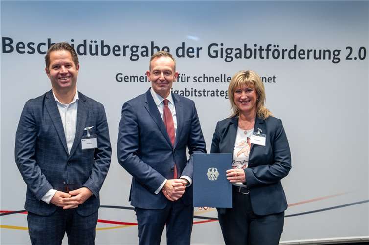 Im Rahmen einer Veranstaltung in Berlin hat der Bundesminister für Digitales und Verkehr, Dr. Volker Wissing, Landrätin Anke Beilstein, im Beisein von Werkleiter Dirk Barbye, einen Förderbescheid über 34,8 Euro übergeben.. Foto: Bundesministerium für Digitales und Verkehr
