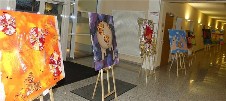 Im Rahmen einer Vernissage wurde das IGS-Kunstprojekt unter dem Motto „Kreative Keksproduktion“ vorgestellt.