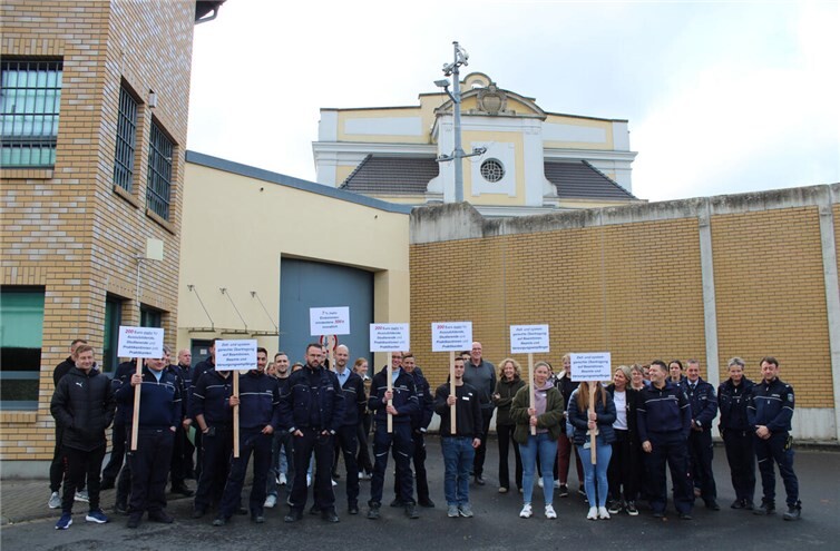 Im Rahmen einer „aktiven Mittagspause“ machten Justizbeschäftigte auf ihre Belastungen und Leistungen vor der Justizvollzugsanstalt Rheinbach aufmerksam. Fotos: DU