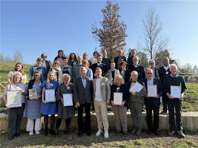 Im Rahmen einer gemeinsamen Veranstaltung der Umweltministerien aus Rheinland-Pfalz und dem Saarland wurde am 22. April im Nationalparktor Hunsrück-Hochwald das BNE-Zertifikat an die Umweltlernschule Plus der AWB Ahrweiler AöR überreicht.  Foto: Bildung für Nachhaltige Entwicklung (BNE) Qualitätsentwicklung & Zertifizierung RLP/SL
