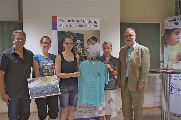 Im Rahmen einer kleinen Feier wurde der Scheck übergeben (vl.n.r.): Thomas Wecker, Carina Spang, Sarah Ihm, Heike Krautkrämer und Werner Hohmann. privat