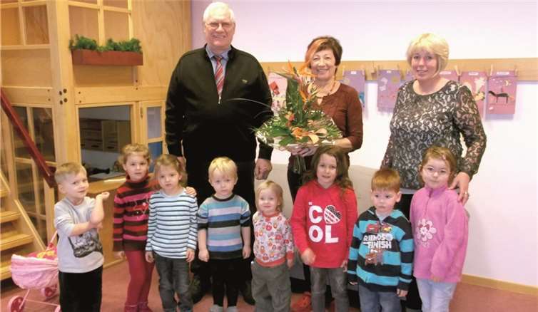 Im Rahmen einer kleinen Feierstunde dankte Ortsbürgermeister Runkel Petra Buchholz (Mitte) für ihre geleisteten 25 Jahre Erziehungsarbeit. Die Leiterin der Kita, Monika Wester-Mahler (re.) und die Kinder gratulierten freudig. privat