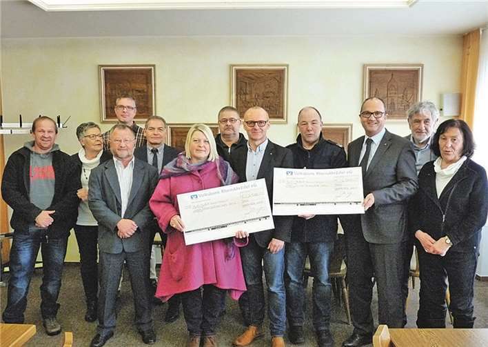 Im Rahmen einer kleinen Feierstunde fand im Sitzungssaal der Gemeinde Bell die Scheckübergabe durch den geschäftsführenden Gesellschafter der Unternehmensgruppe Heuft, Thomas Heuft (3.v.re.) und den kaufmännischen Geschäftsführer Georg Rosenbach (5.v re.) statt. -SF-