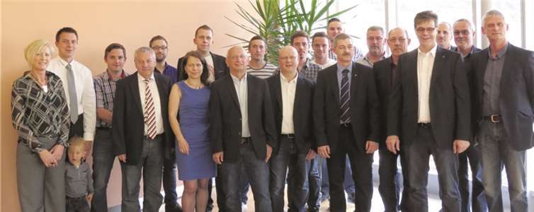 Im Rahmen einer kleinen Feierstunde gratulierten Landrat Manfred Schnur und Kreishandwerksmeister Angsten den Jungmeistern. Kreisverwaltung