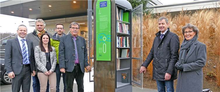 Im Rahmen einer kleinen Feierstunde haben Vertreter aus der Lokalpolitik, von der Presse und von innogy den neuen Bücherschrank vor dem Verwaltungsgebäude der Verbandsgemeinde Pellenz in Plaidt in der Rathausstraße offiziell eröffnet.innogy SE