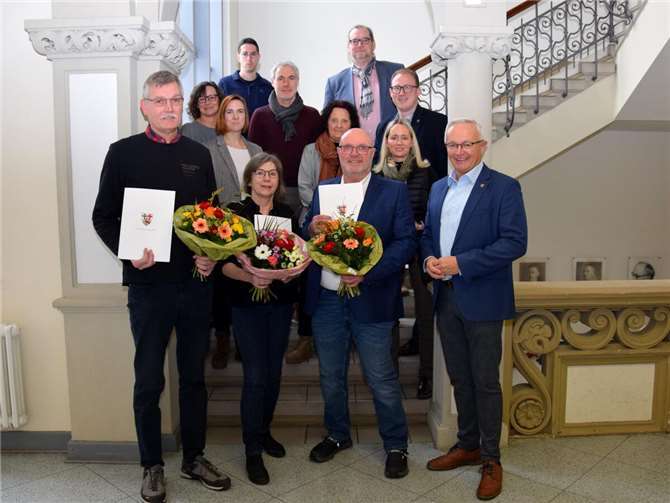 Im Rahmen einer kleinen Feierstunde im Kreishaus wurden Rosina Kusche-Knirsch, Erhard Bierbrauer und Klemens Ehrenberg von Landrat Achim Hallerbach mit anerkennenden Worten in den Ruhestand verabschiedet.Foto: Silke Läufer-Hermann / Kreisverwaltung Neuwied