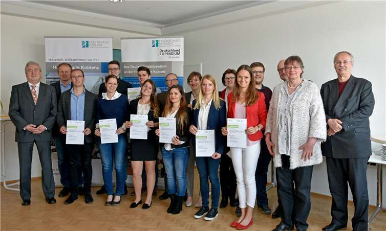 Im Rahmen einer kleinen Feierstunde im Senatssaal der Hochschule Koblenz haben die Stipendiatinnen und Stipendiaten ihre Förderurkunden erhalten und dabei auch ihre jeweiligen Stifterinnen und Stifter kennengelernt. Foto: privat