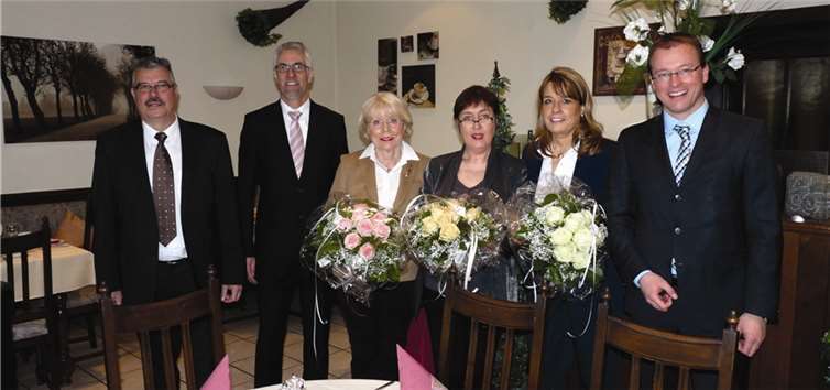 Im Rahmen einer kleinen Feierstunde würdigten Henning Schröder (Geschäftsführer der Wirtschaftsförderungsgesellschaft am Mittelrhein mbH), 2. v. l., VG-Bürgermeister Jörg Lempertz (r.) und Bürgermeister Hans-Peter Ammel (l.) die umfangreichen Modernisierungsmaßnahmen in dem Mendiger Hotel-Restaurant „Felsenkeller“.FRE