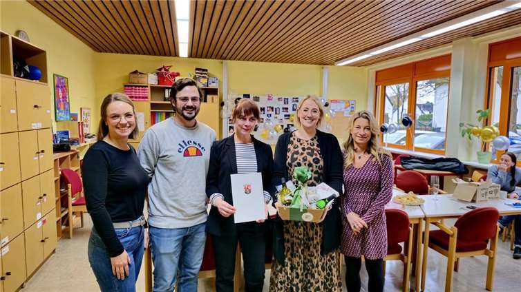 Im Rahmen einer kleinen Feierstunde wurde Frau Grosche die Urkunde überreicht.  Foto: GS Polch