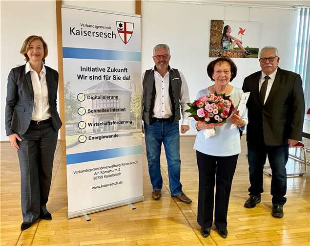 Im Rahmen einer kleinen Feierstunde wurde Schiedsfrau Gertrud Lorberger am 2. November 2021 für ihre 50-jährige Tätigkeit im öffentlichen Dienst geehrt. Zu diesem besonderen Dienstjubiläum gratulierten ihr Bürgermeister Albert Jung (Zweiter von links), Direktorin Doris Linden vom Amtsgericht in Cochem (links) und Schiedsmann Arne Dybionka (rechts) in seiner Funktion als stellvertretender Vorsitzender der Bezirksvereinigung Koblenz im BDS - Bund Deutscher Schiedsmänner und Schiedsfrauen.Foto: privat