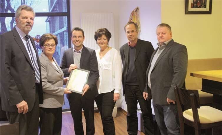 Im Rahmen einer kleinen Feierstunde wurde Waltraud Marquet der Bürgerpreis übergeben.privat