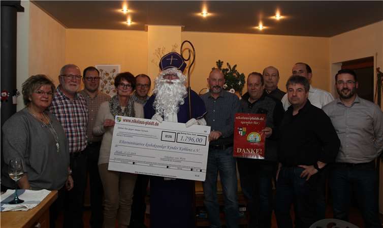 Im Rahmen einer kleinen Feierstunde wurde der Spendenscheckan die „Elterninitiative krebskranker Kinder Koblenz“ übergeben. Foto: privat