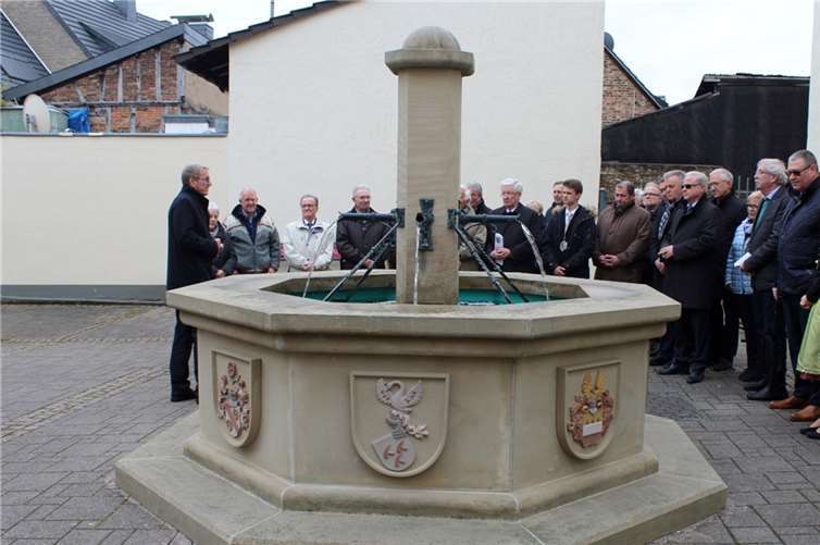 Im Rahmen einer kleinen Feierstunde wurde der „Wappenbrunnen“ vom Heimatverein „Alt-Ahrweiler“ an die Stadt übergeben. DU