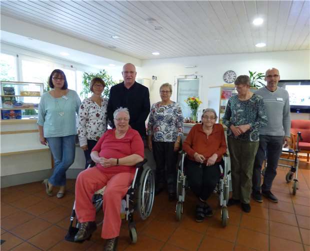 „Im Rahmen einer kleinen Feierstunde wurde der neue Laden im Haus im Rebenhang eröffnet. Einrichtungsleiter Frank Schirra (3.v.l.) freut sich zusammen mit den Vertretern des Vorstands des Fördervereins Rosi Hautt (2.v.l.) und Margot Oehl (4.v.l.) über die Umsetzung des Projekts. Marlene Meurer (vorne) von der Bewohnervertretung und viele weitere Bewohner nutzten die Gelegenheit um sich über das Sortmiment des Ladens zu informieren und erste Einkäufe zu tätigen.Stiftung Bethesda-St. Martin