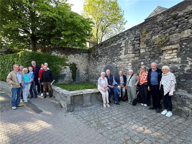 Im Rahmen einer kleinen Feierstunde wurde der neue Standort des Napoleonssteins am ehemaligen Platz der Stiftsmühle beim Florinshof eingeweiht.  Foto: Stefan Pauly/VG-Verwaltung Mendig