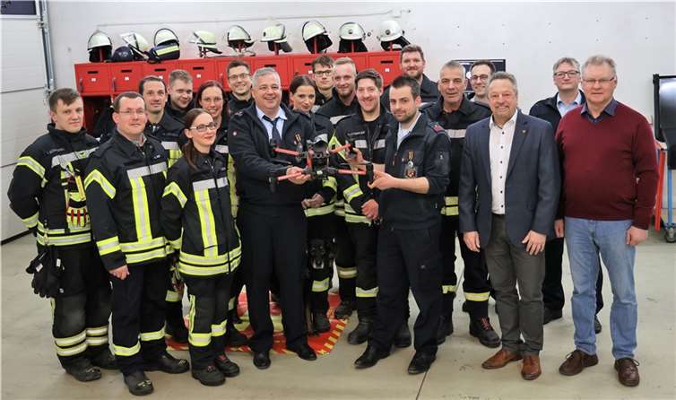 Im Rahmen einer kleinen Feierstunde wurde die von Viktor Schicker gespendete Drohne an die Feuerwehr Waldbreitbach offiziell in Dienst gestellt. Foto: VG Rengsdorf-Waldbreitbach