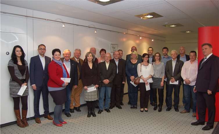 Im Rahmen einer kleiner Feier wurden die Spenden an die Vereinsvertreter übergeben.