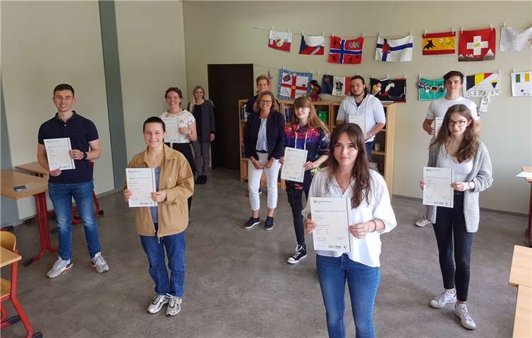 Im Rahmen einer kurzen Verleihung erhielten die erfolgreichen Schüler ihre Fremdsprachenzertifikate. Foto: Matthias Jaschke