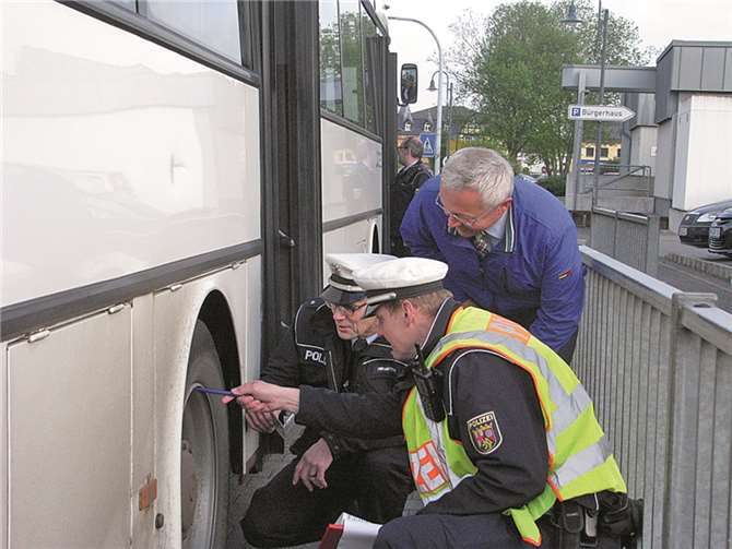 Im Rahmen einer nicht angekündigten Verkehrskontrolle hat die Polizeiinspektion Straßenhaus in Zusammenarbeit mit der Kreisverwaltung Neuwied die Schul- und Linienbusse in Asbach kontrolliert.privat