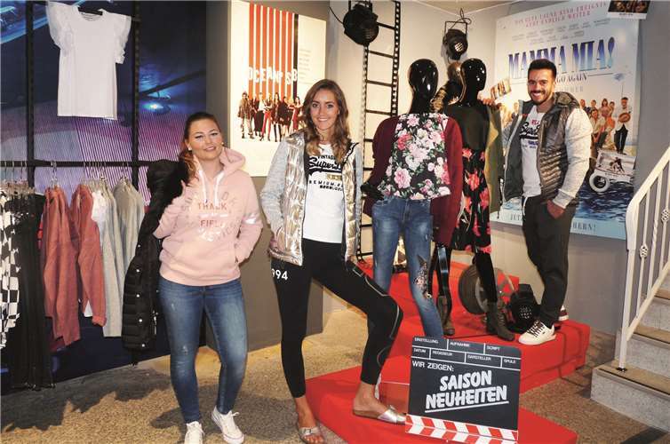 Im Rahmen einer so genannten „Flying Modenschau“ führten die jungen Mitarbeiter/-innen im Untergeschoss Young-Fashion-Trends vor.FRE