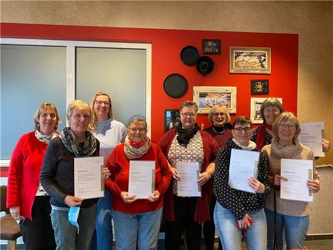 Im Rahmen einer würdigen - coronagerechten - kleinen Weihnachtsfeier konnten die Urkunden, verbunden mit einem Buchgutschein, ausgehändigt werden.Foto: privat