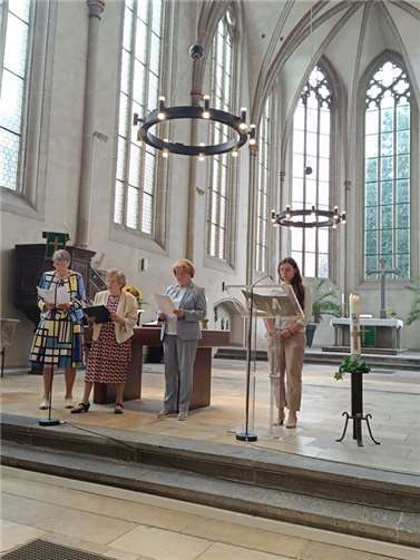 Im Rahmen eines Festgottesdienstes stellten Teilnehmerinnen der Ev. Frauen im Rheinland die Geschichte des Vereins vor. Foto: Irina Oppermann.