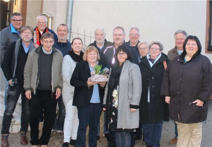 Im Rahmen eines Helfertreffens der Arbeitsgemeinschaft Seniorenweihnachtsfeier wurde die Spende an die Feuerwehr überreicht.privat