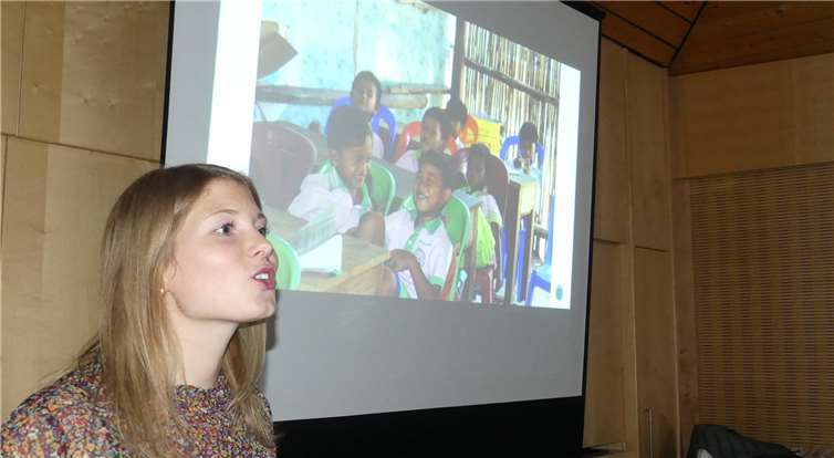 Im Rahmen eines Lichtbildvortrages imBürgerhaus Kehrig stellte Ann Kristin Johannihr Hilfsprojekt Schulbau in Kambodscha vor. Foto: TE