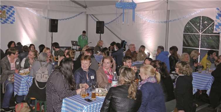 Im Rahmen eines Oktoberfestes hatten die Mitarbeiter der beiden Krankenhäuser die Gelegenheit zum regen Gedankenaustausch bis in den späten Abend.privat