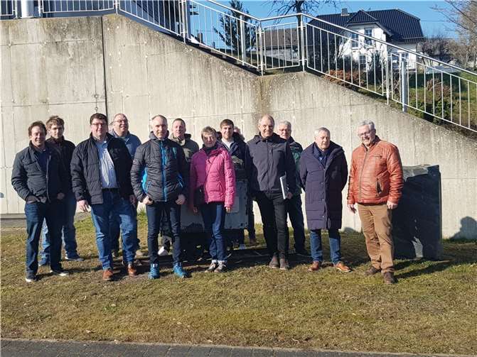 Im Rahmen eines Ortsrundgangs mit anschließendem Empfang in der Schieferlandhalle informierte Ortsbürgermeister Klotz Landrat Schnur, VG-Bürgermeister Jung und die teilnehmenden Bürgerinnen und Bürger über die Ergebnisse des Projektes sowie bereits realisierte, wichtige Maßnahmen für die zukünftige Entwicklung von Müllenbach. Fotos: Dirk Barbye