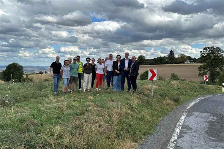 Im Rahmen eines Ortstermins konnte sich der rheinland-pfälzische Verkehrsstaatssekretär Markus Wolf vom schlechten Straßenzustand und von der Unübersichtlichkeit der L82/K 56 bei Bell überzeugen.