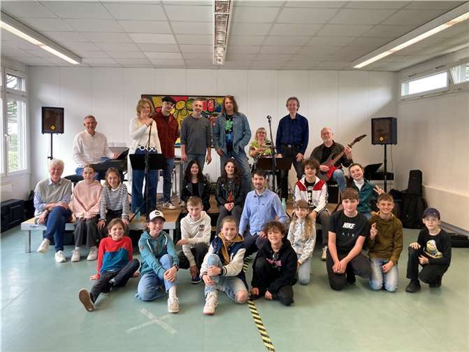 Im Rahmen eines Projekts konnten die Schülerinnen und Schüler der Kreismusikschule Westerwald Banderfahrung sammeln.  Foto: Gisela Schenk