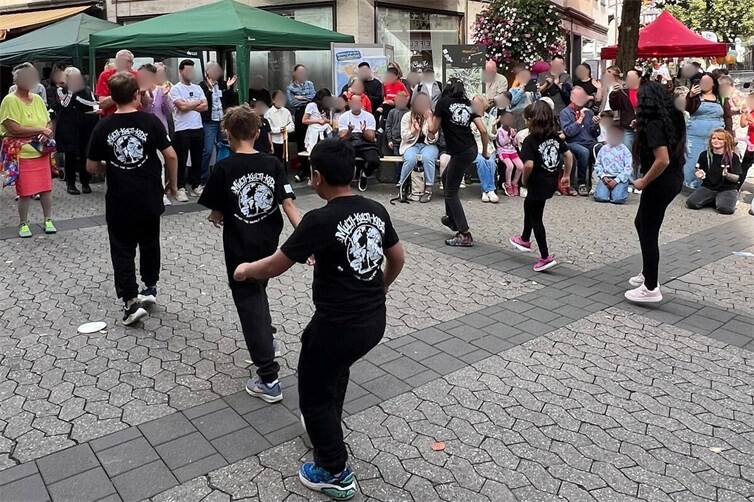 Im Rahmen eines Sommerprojektes des Migrationsdienstes der Caritas hatten Kinder und Jugendliche mit Flucht- und Migrationsgeschichte gemeinsam Choreografien einstudiert und diese nun stolz der Öffentlichkeit präsentiert