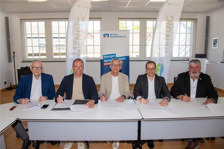 Im Rahmen eines Termins in der VG-Verwaltung Mendig wurde die vorab vereinbarte Regelung mit den vom Umzug betroffenen Gemeinden noch abschließend unterzeichnet (von links): Georg Moesta, Kanzlei Martini, Moog, Vogt, Jörg Lempertz, Bürgermeister VG Mendig, Sascha Monschauer, Vorstandsvorsitzender VR Bank RheinAhrEifel, Markus Müller, stellvertretender Vorstandsvorsitzender VR Bank RheinAhrEifel, und Achim Grün, Stadtbürgermeister Mendig. 