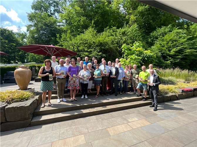 Im Rahmen eines Treffens in der Thalhauser Mühle bedankten sich die beiden Vorsitzenden des Naturparks Rhein-Westerwald Fürstin Isabelle zu Wied und Landrat Achim Hallerbach sowie der Leiter des Forstamts Dierdorf Uwe Hoffmann bei den zahlreichen Gästen für ihr großes Engagement.  Foto: Naturpark Rhein-Westerwald/Manon Wetzel