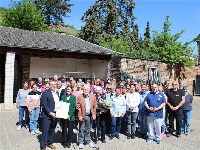 Im Rahmen eines Vor-Ort-Termins hat die AOK das nachhaltige Engagement der Klinik offiziell anerkannt und mit einem Zertifikat ausgezeichnet.