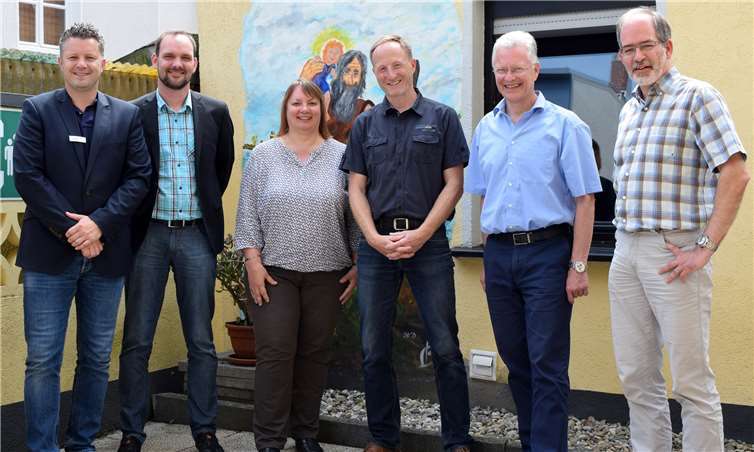 Im Rahmen eines Vor-Ort-Termins im Caritas-Haus St. Christophorus in Lahnstein lobten die Gäste aus Bad Ems wie auch die Gastgeber die gute und konstruktive Zusammenarbeit zwischen Kreisverwaltung und Caritas als verlässliche Partner: (von rechts) Caritasdirektor Frank Keßler-Weiß, Landrat Frank Puchtler, Joachim Grämer (Leiter Haus St. Christophorus), Dorothea Westermayer (Leiterin Caritas-Beratungsdienste) sowie Marcus Müller und Joachim Klein von der Kreisverwaltung. Caritasverband Westerwald-Rhein-Lahn e. V.