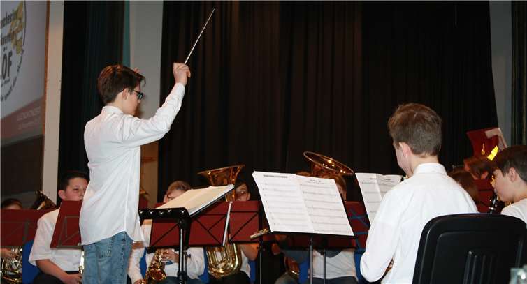 Im Rahmen eines amüsanten Intermezzos stibitztesich Nachwuchsdirigent Leo Stoffel den Stab vonJürgen Sommer und dirigierte den Nachwuchs selbst.