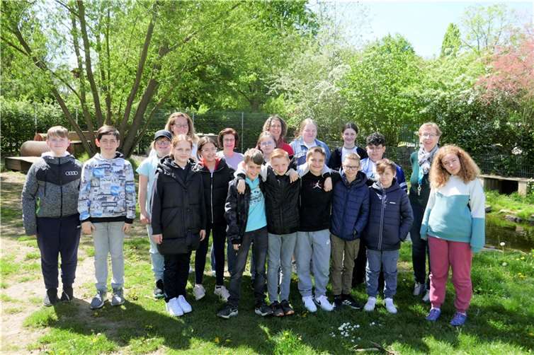 Im Rahmen eines dreitägigen Projektes „Rund um den Tierschutz“ besuchte eine Gruppe von 16 Schülerinnen und Schülern mit ihren Lehrerinnen Dani Koch und Elke Nau das Tierheim Andernach. Foto: privat
