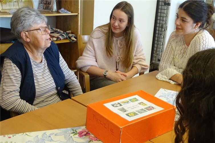 Im Rahmen eines dreitägigen Schulprojektes begegneten sich Schülerinnen und Schüler des Kurfürst-Balduin-Gymnasiums mit Bewohnerinnen und Bewohnern des Seniorenzentrums St. Josef in Münstermaifeld.