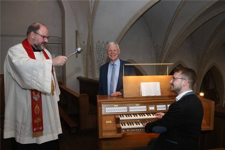 Im Rahmen eines feierlichen Abendlobs wurde die neue Orgel in der Kirche St. Valerius Baar-Wanderath durch Dekan Jörg Schuh (links) geweiht. Bernd Heimermann vomFörderverein Kirche St. Valerius Baar-Wanderath (Mitte) und Organist Markus Busch freuen sich über das neue Instrument. 