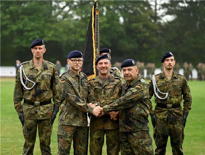 Im Rahmen eines feierlichen Appells im Rheinbacher Stadion übergab Brigadegeneral Dietmar Mosmann, stellvertretender Kommandeur des Kommando Informationstechnik der Bundeswehr (KdoITBw) das Kommando über 750 Soldatinnen und Soldaten sowie zivile Beschäftigte an Brigadegeneral Jörg Rüter. Übernommen hat Brigadegeneral Rüter das Kommando von Oberst Norbert Schmidt, der das BITS kommissarisch geführt hat, nachdem Brigadegeneral Ralf Hoffmann bereits im vergangenen September nach Belgien versetzt worden war. Foto: Betriebszentrum IT-System der Bundeswehr