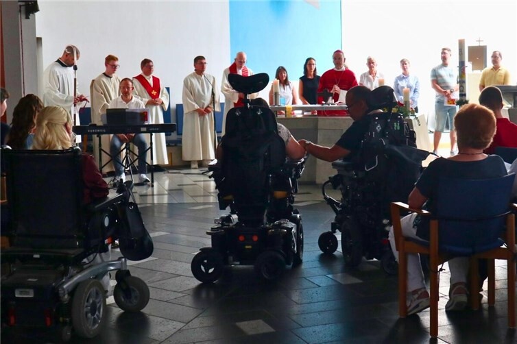 Im Rahmen eines feierlichen Gottesdienstes fand die Spendung des Firmsakraments im Heinrich-Haus in Engers statt.