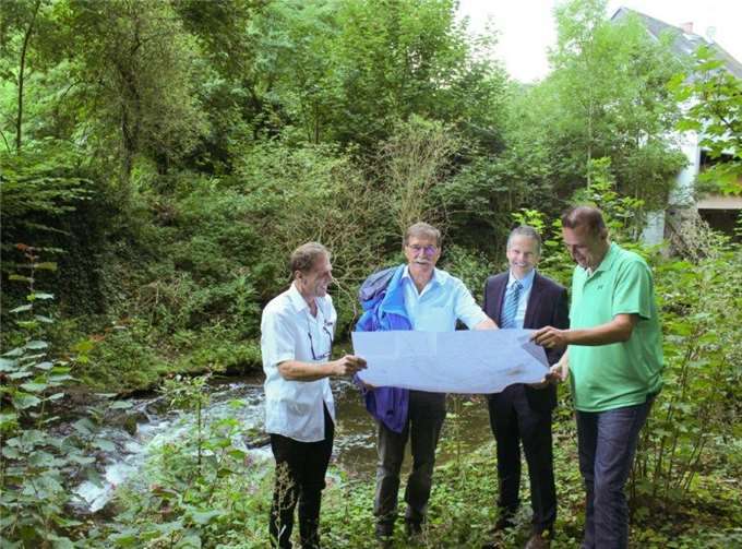 Im Rahmen eines gemeinsamen Ortstermins im Rauscherpark konnten jetzt Verbandsbürgermeister Klaus Bell im Beisein von Werkleiter Berthold Junglas und Büroleiter Oliver Fender sowie Ortsbürgermeister Peter Wilkes den neu zu gestaltenden Uferbereich der Nette in Augenschein nehmen. Foto: privat