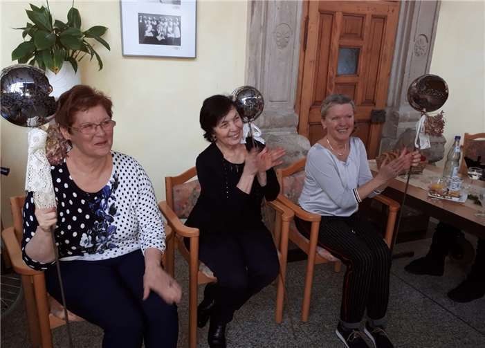 Im Rahmen eines großen Frühstücks mit den Bewohnern und Mitarbeitern des Hauses wurde den drei verdienten Pflegekräften Roswitha Klöckner, Anna Kling und Maria Astor mit warmherzigen Worten und Liedern Lebewohl gesagt.Foto: privat